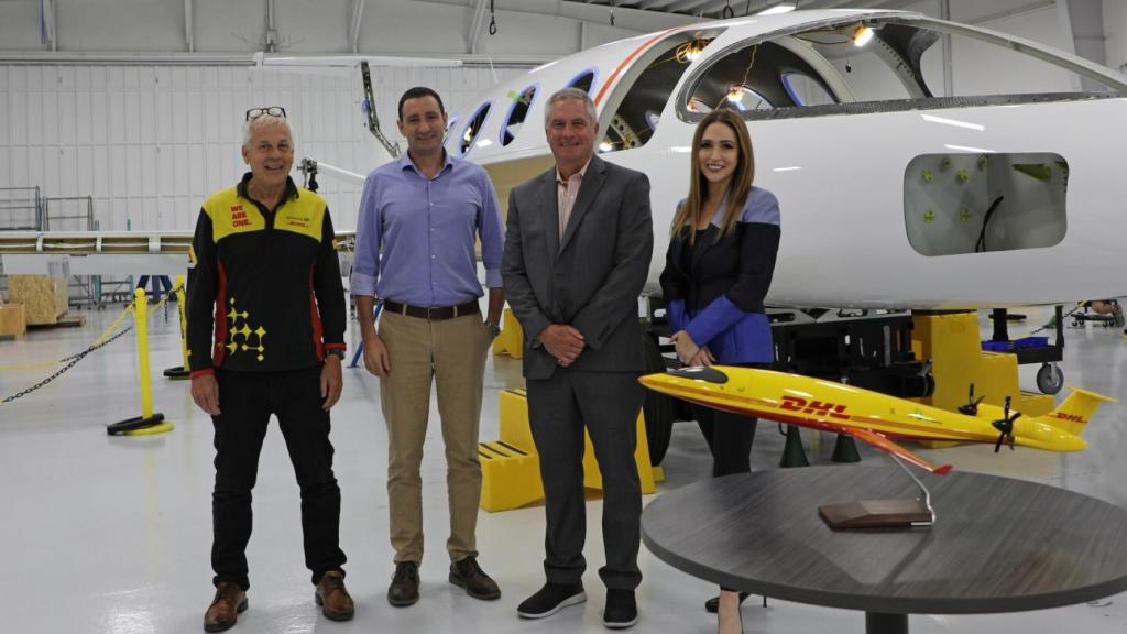 Directivos de DHL y Eviation con el Alice de fondo