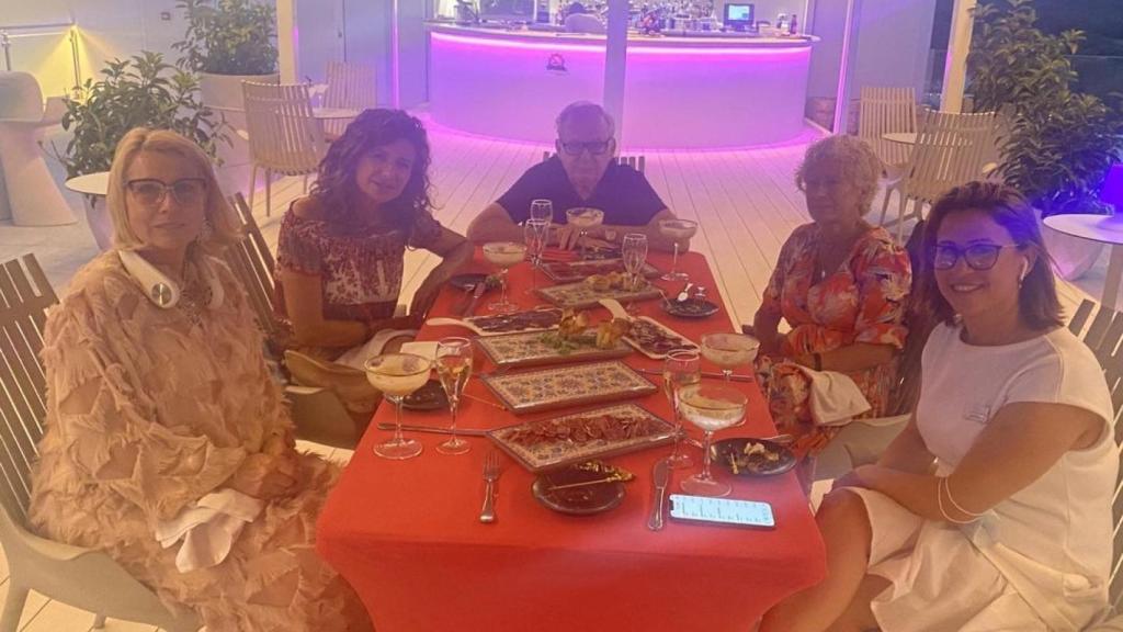 Gema López, rodeada de amigos, disfrutando de una velada en el 'sky bar' del hotel.