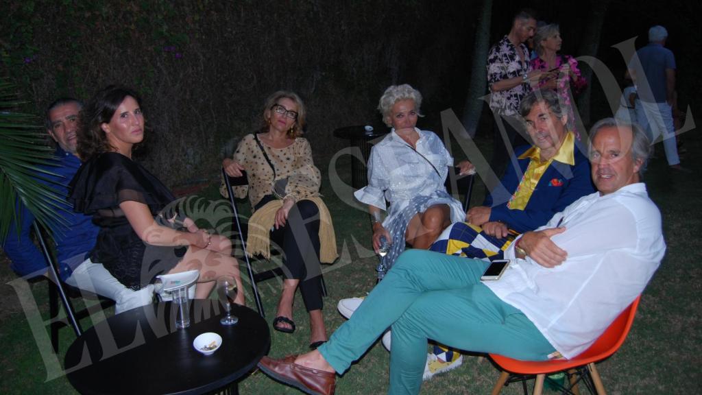 Hubertus compartiendo velada con su mujer y amigos como Jaime Martínez Bordiú y Marta Fernández.