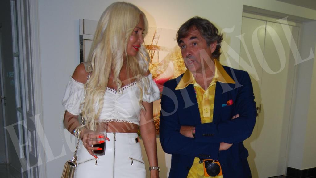 El aristócrata charlando con una amiga en su exposición 'Narcissistic overload'.