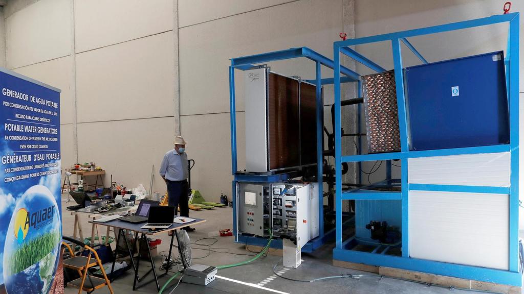 Veiga junto a su máquina.