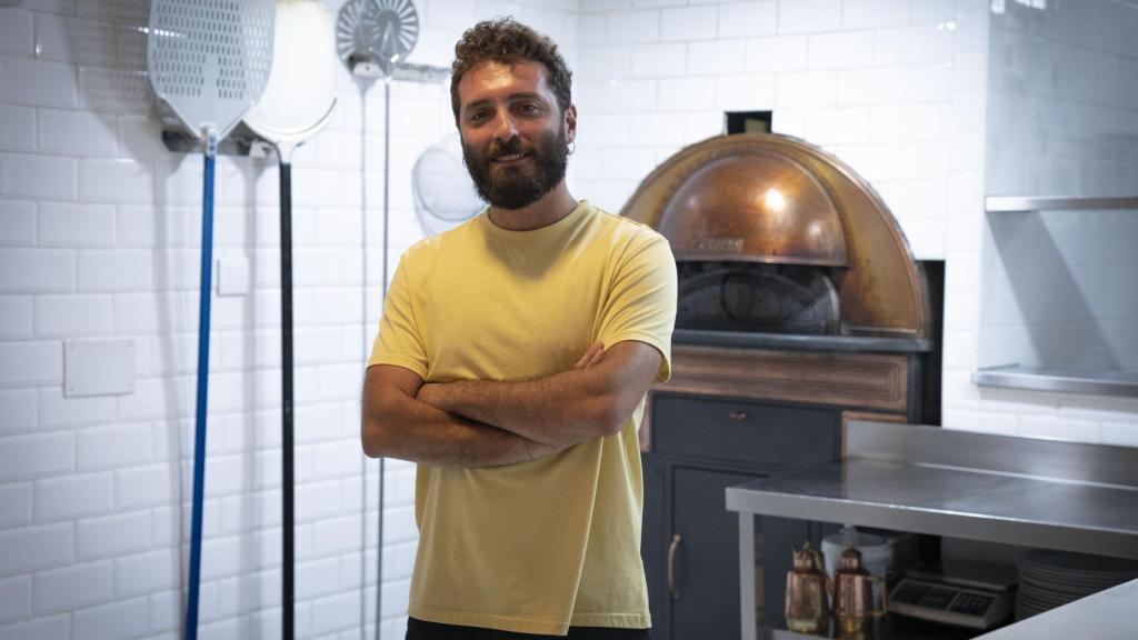 Vittorio Figurato posa frente en las cocinas de su pizzería.