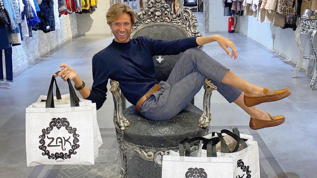 Erik asegura que no puede vivir sin comprar un solo día.