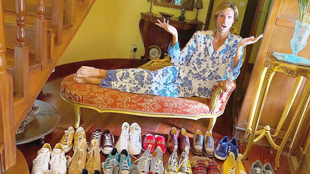 Erik, frente a una parte de su colección de zapatos.