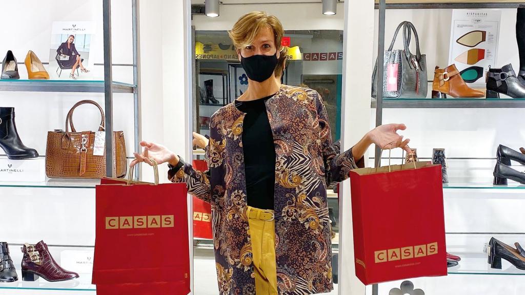 Erik en su momento de compras del día.