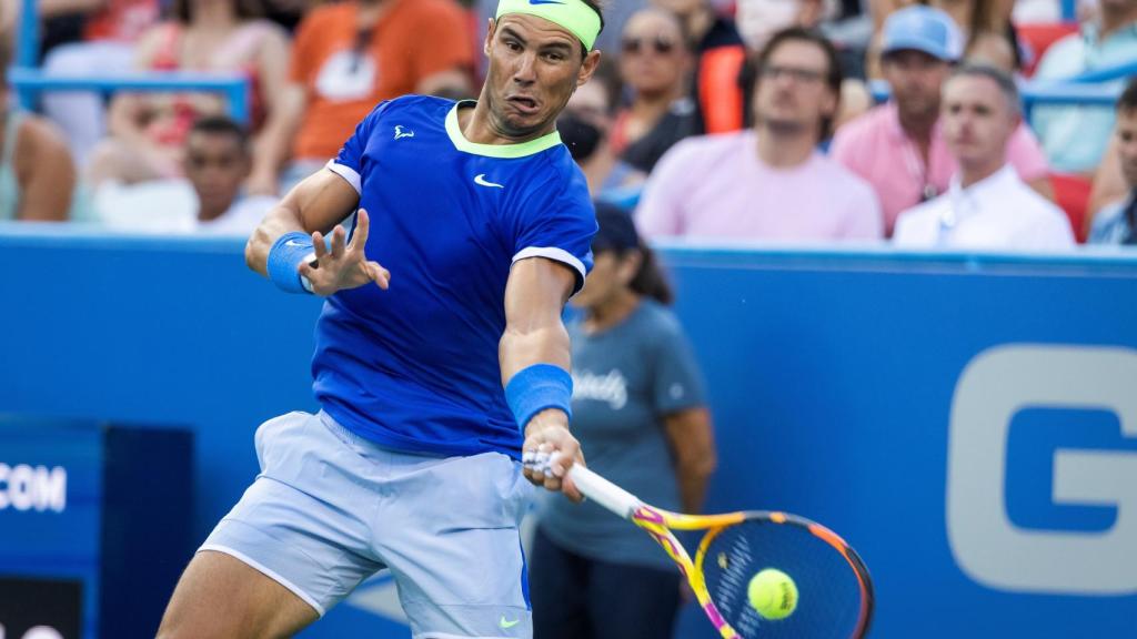 Rafa Nadal golpea una derecha en el Citi Open de Washington