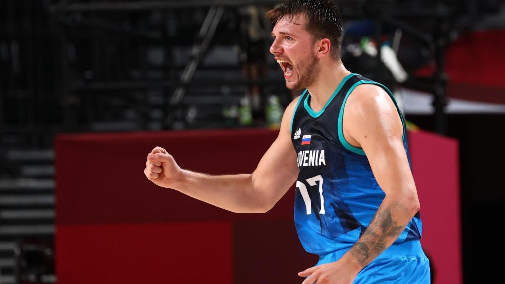 Doncic celebra una canasta con rabia ante Francia en los Juegos Olímpicos de Tokio 2020