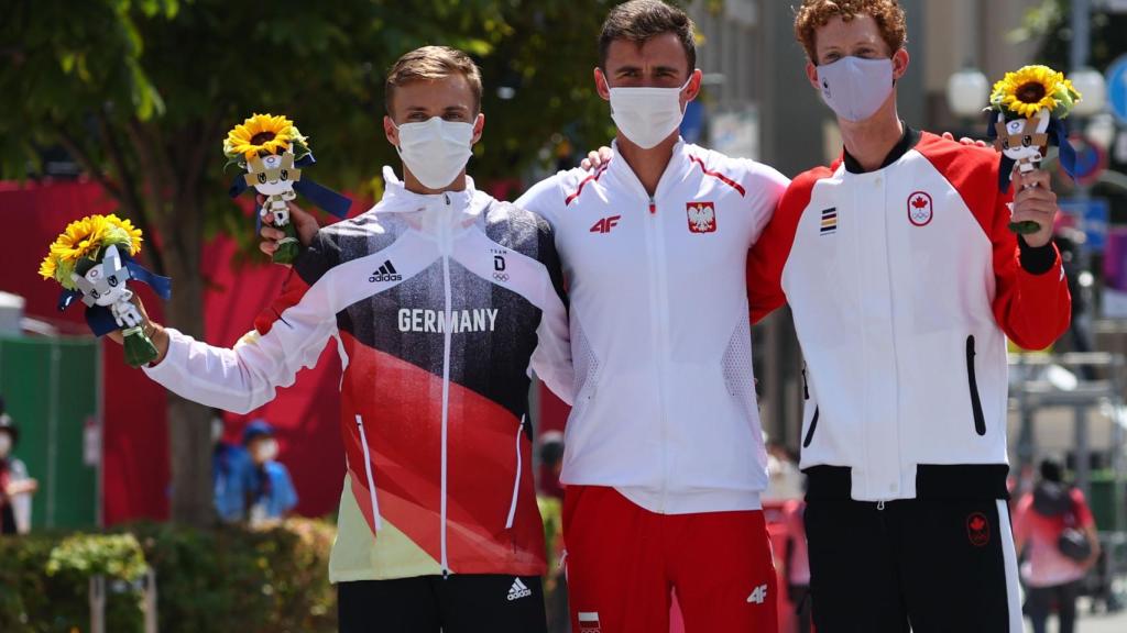 Podio de la carrera de 50 km marcha de los Juegos Olímpicos de Tokio 2020