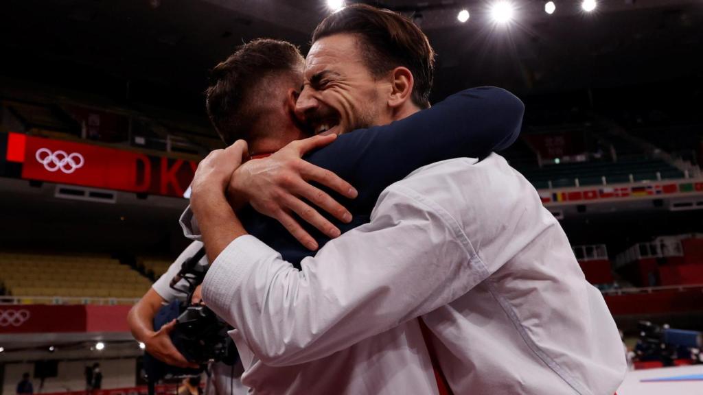 Damián Quintero se abraza a su entrenador