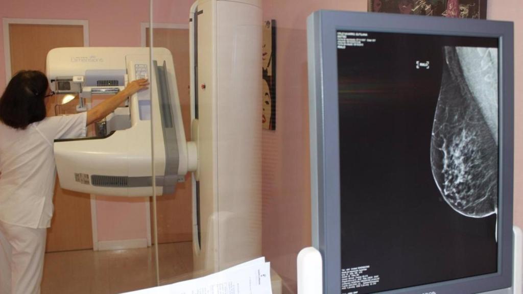 Imagen de archivo de un entorno médico altamente tecnificado para pruebas diagnósticas.