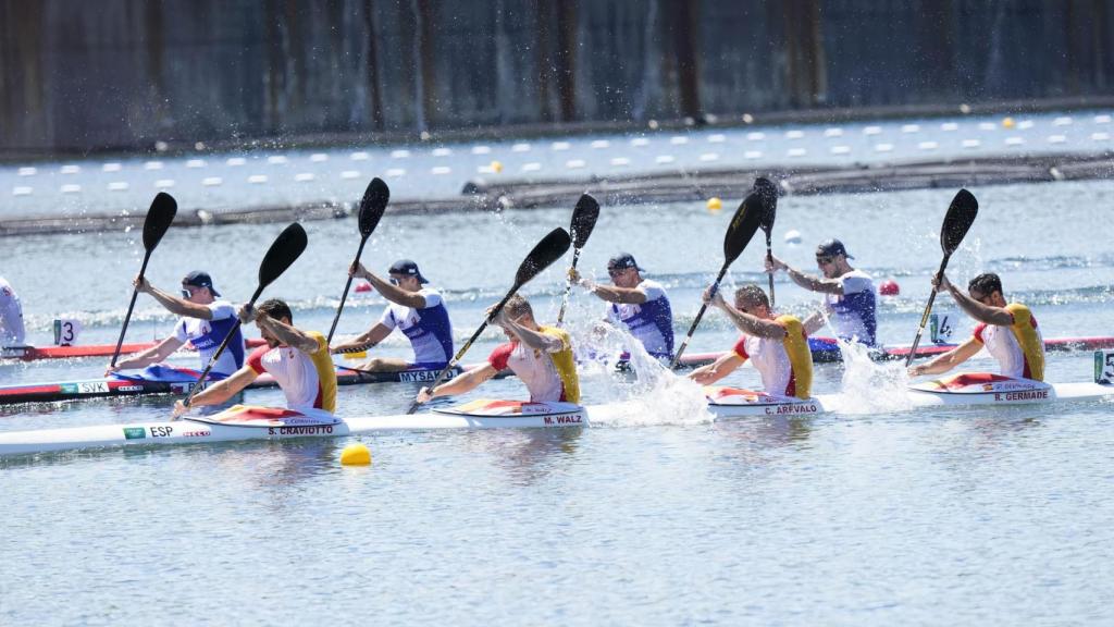 La embarcación de K-4 500 de España durante la carrera.