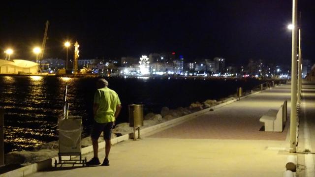 Un pescador furtivo en el espigón de Gandía.
