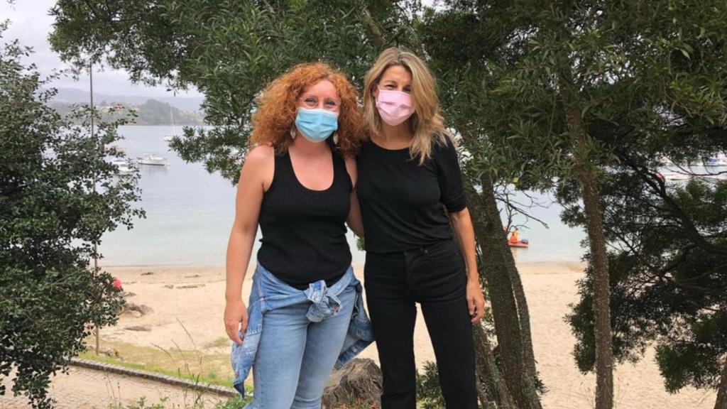 Yolanda Díaz posa junto a Estela Pazos, miembro del gabinete del Ministerio, en la playa de Barbeira