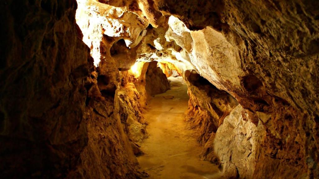 La rinconera cueva del Tesoro puede que oculte en su interior una riqueza que permita ir al espacio a quien la descubra.
