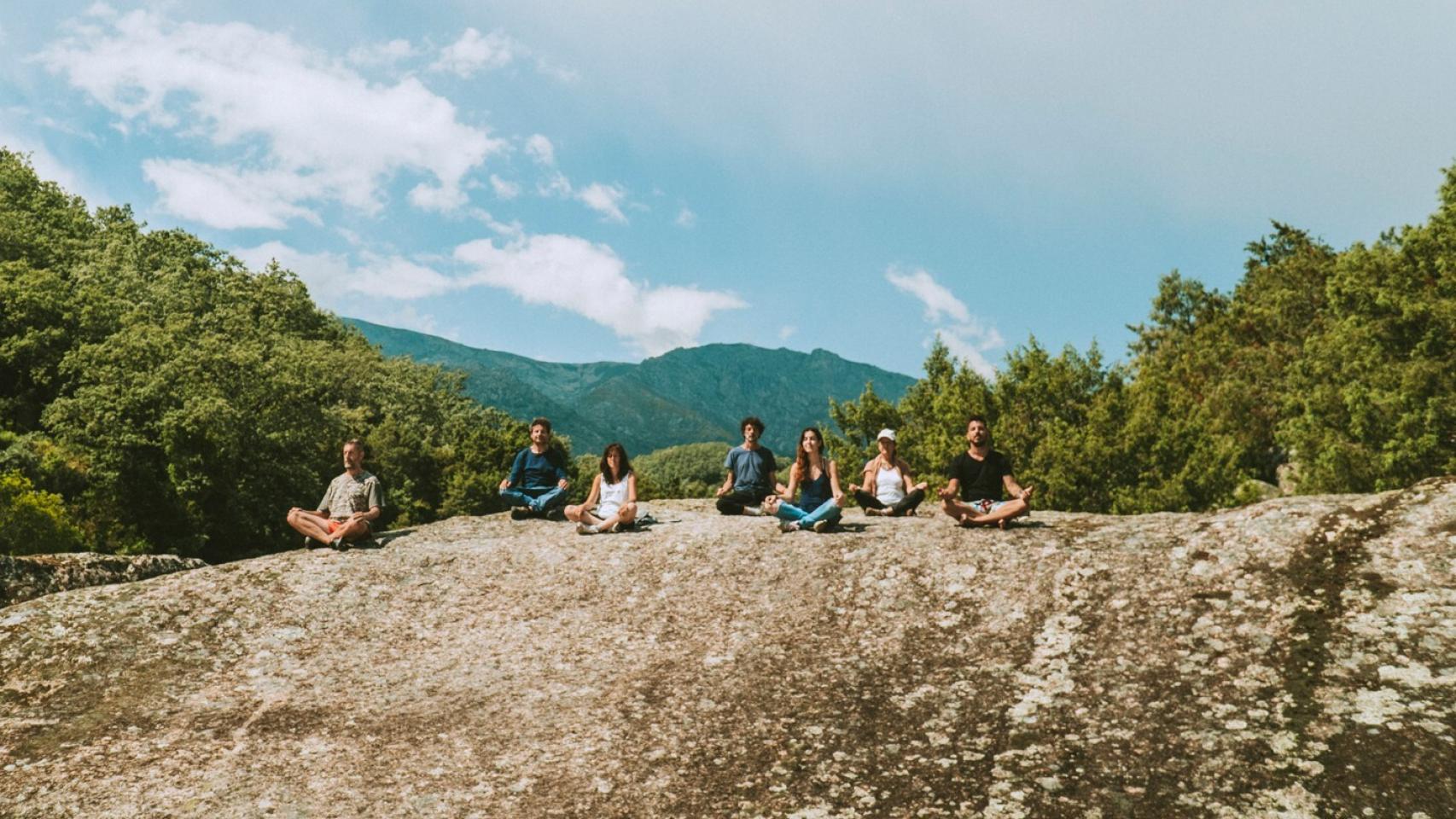 Varios miembros de la secta Mundo Consciente en un retiro difundido por sus redes sociales.