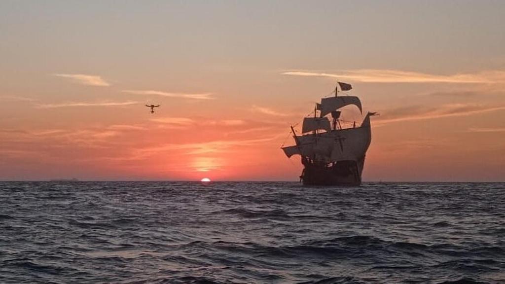 La Nao Victoria al atardecer.