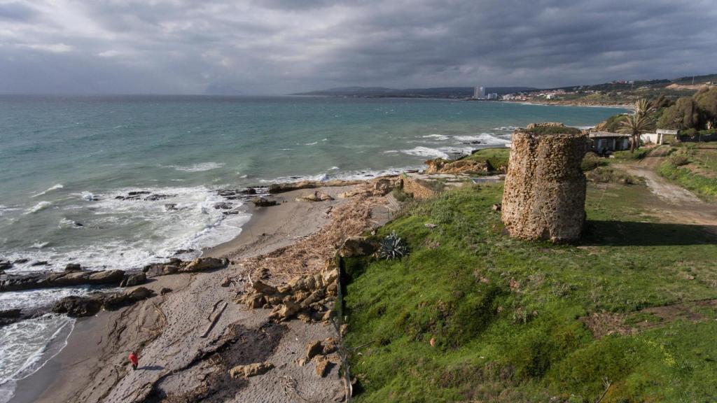 En Manilva, torre Chullera vigila que ningún gaditano trate de conquistar Málaga.