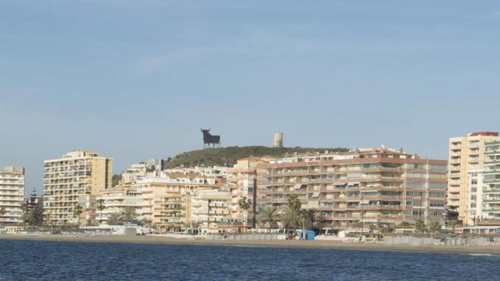 Incluso movida de ubicación, Torre Blanca sigue vigilando el tostado de los cordobeses en las playas choras.