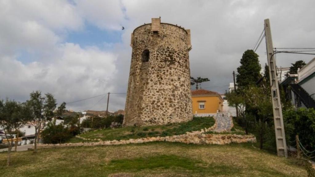 Torre Benagalbón se localiza dentro del casco urbano rinconero.