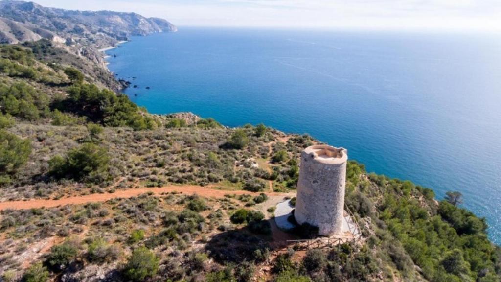 La torre de Maro vigila uno de los entornos naturales más hermosos del litoral malagueño.