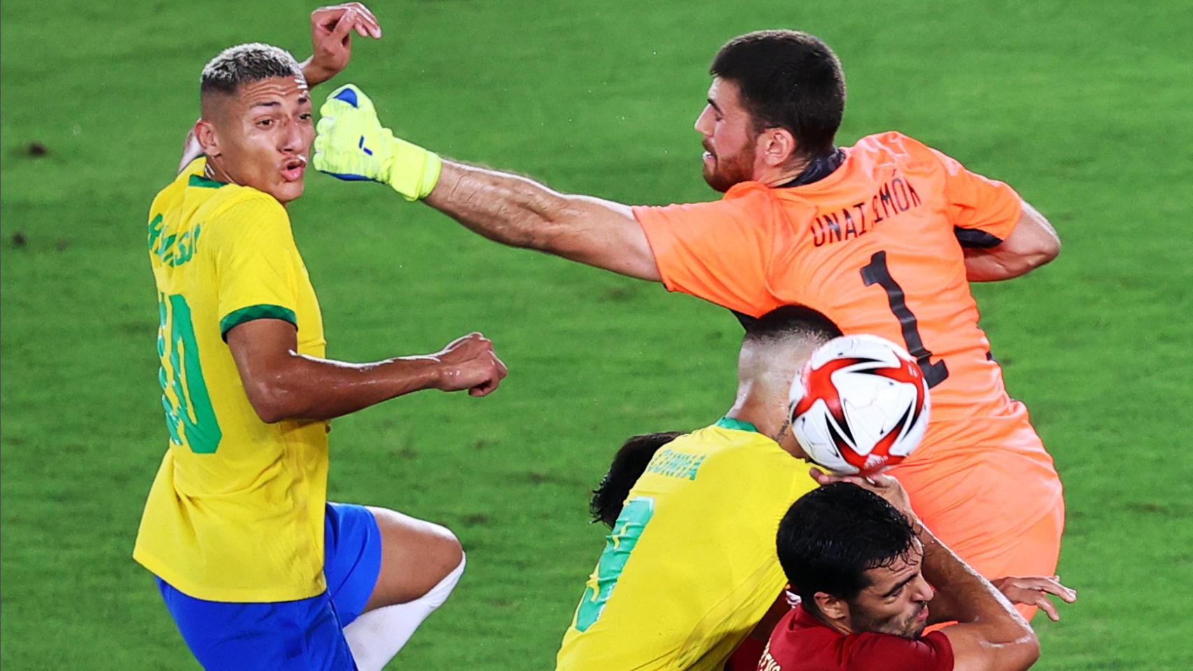 Unai Simón comete penalti sobre Cunha al llevarselo por delante en una salida