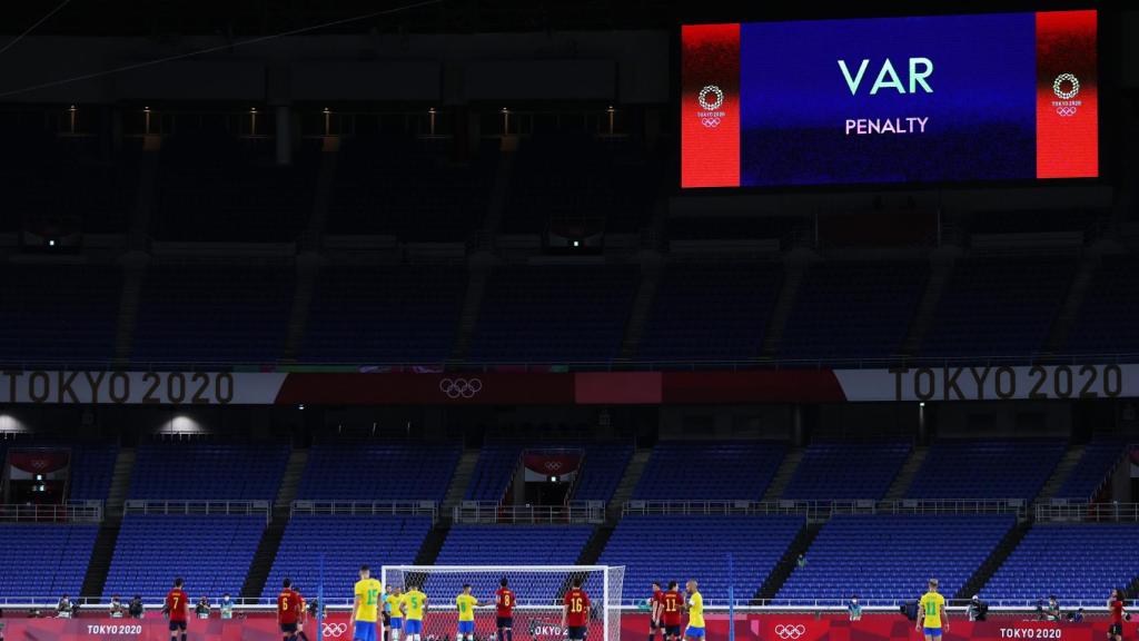 Tras consultar en el VAR se sanciona un penalti de España a Brasil