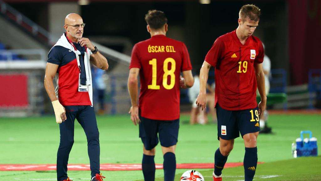 Mikel Oyarzabal dialoga con Luis de la Fuente tras el gol del empate