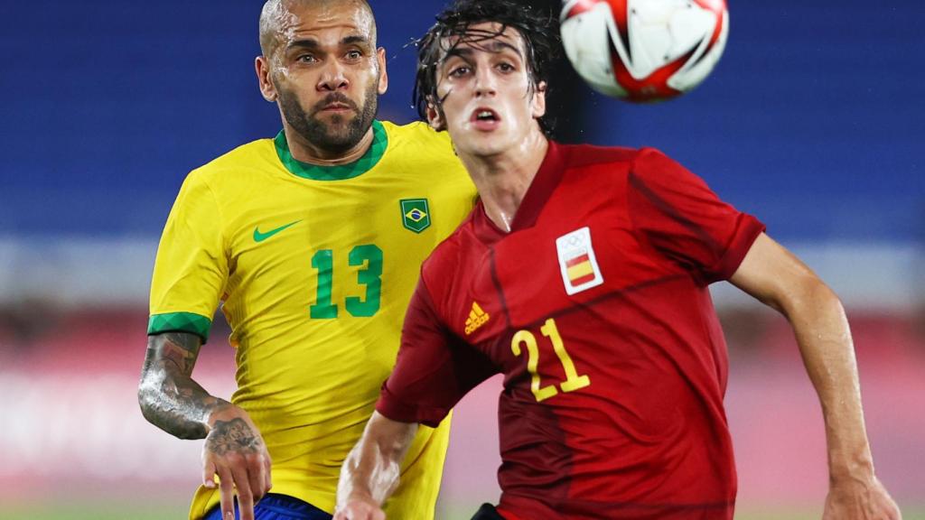 Dani Alves y Bryan Gil disputan un balón