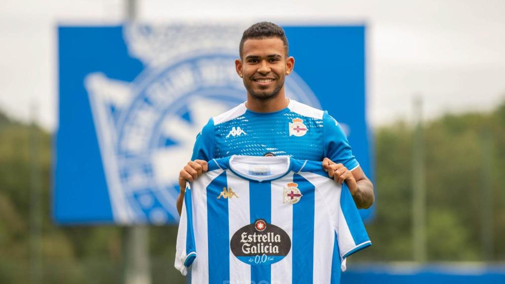 Imagen de Juergen Elitim en su presentación como jugador del Deportivo