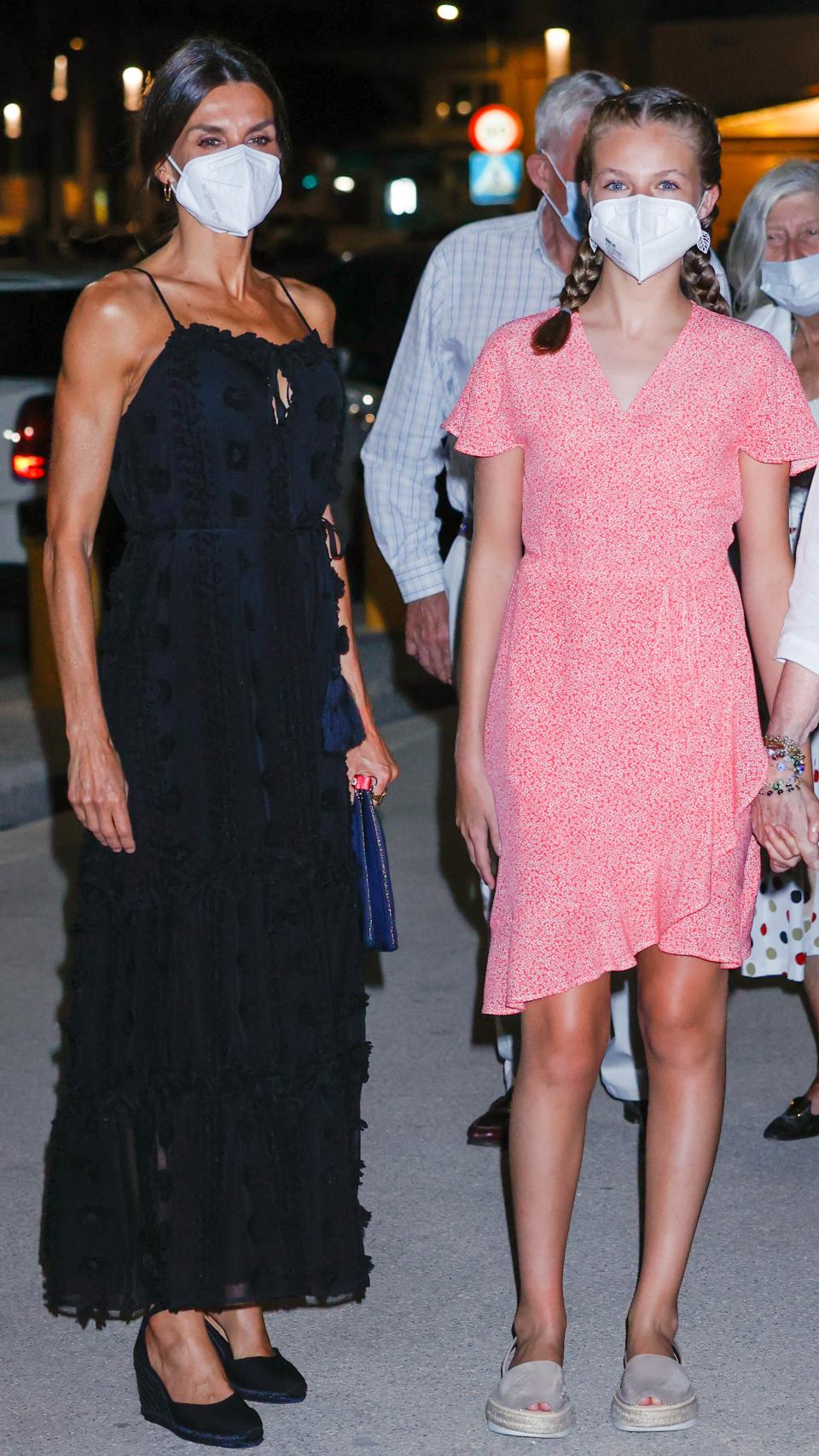 La reina Letizia seleccionó un vestido ideal en color negro.