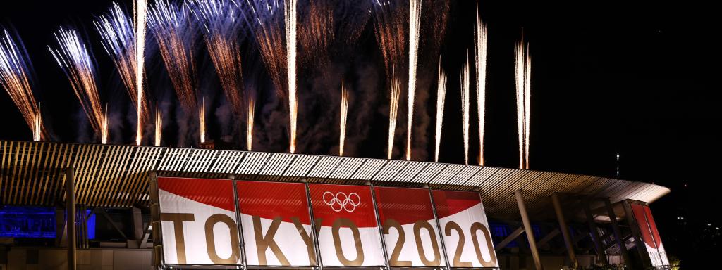 El espectáculo pirotécnico de Tokio 2020 visto de lejos