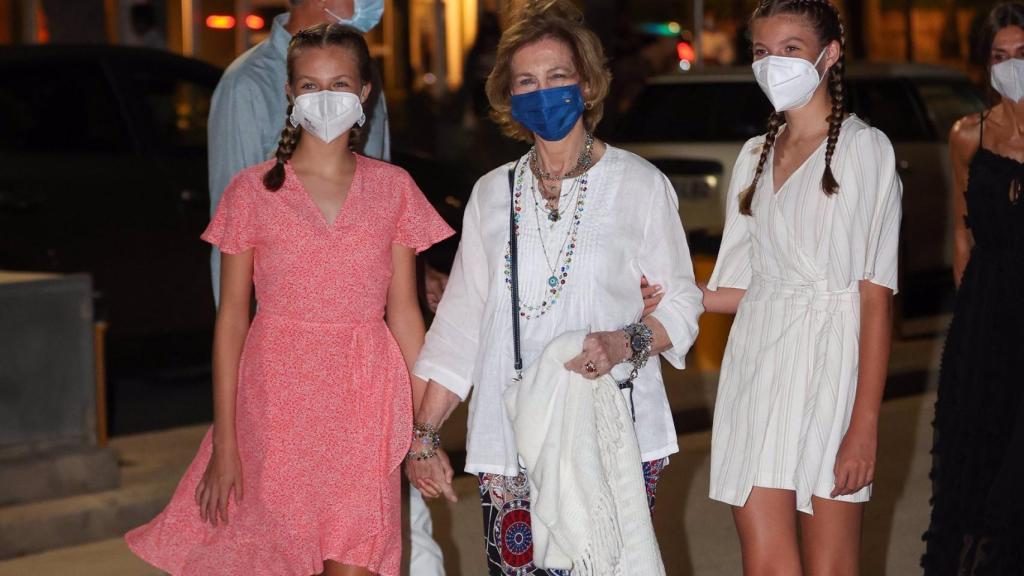 La Reina Sofía muy unida a sus nietas