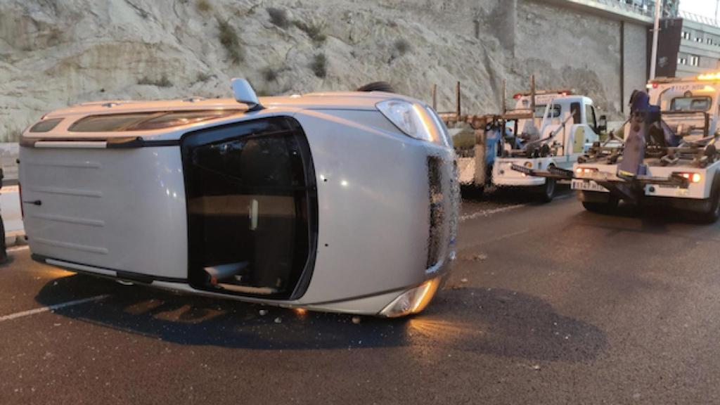 Vehículo volcado en la avenida de Jovellanos por causas desconocidas.