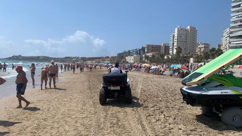 La Policía intensifica su presencia en las playas para garantizar el cumplimiento de las normas covid.