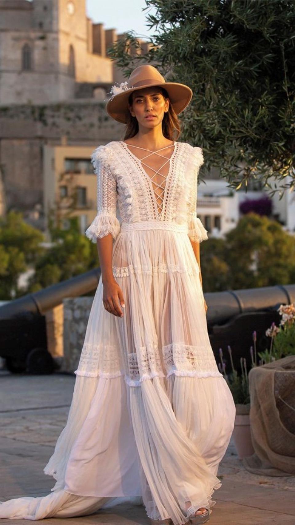 El vestido blanco de estilo 'boho' siempre triunfa en las calles ibicencas.