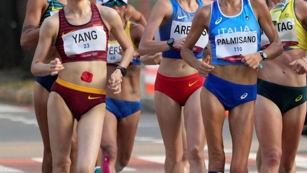 El ombligo tapado de algunas marchadoras chinas durante los Juegos de Tokio.