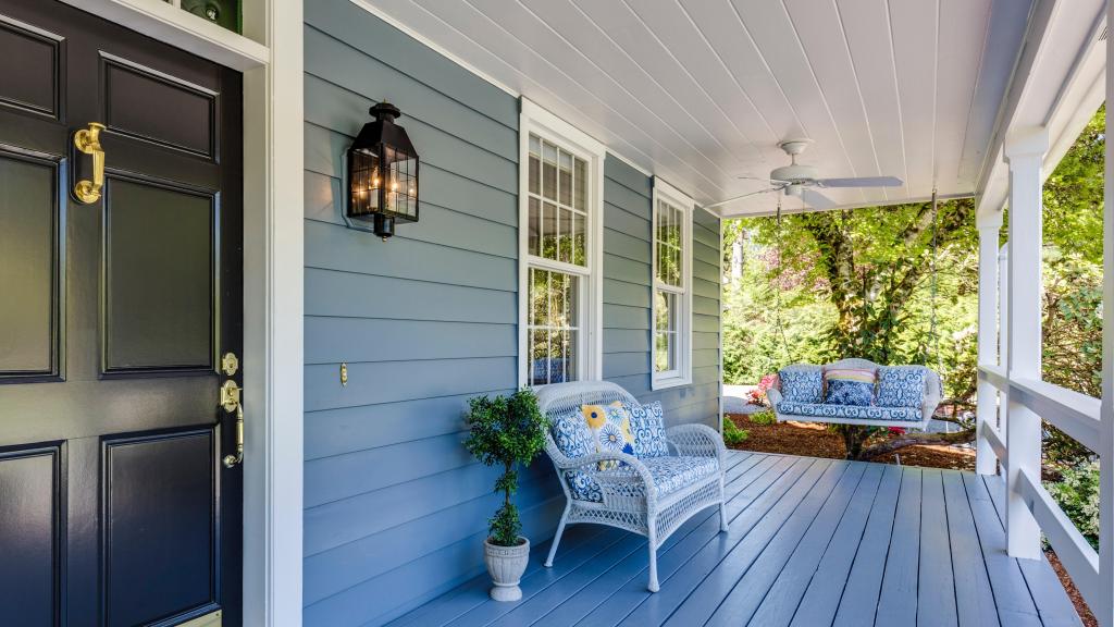 El porche delantero de una casa familiar.