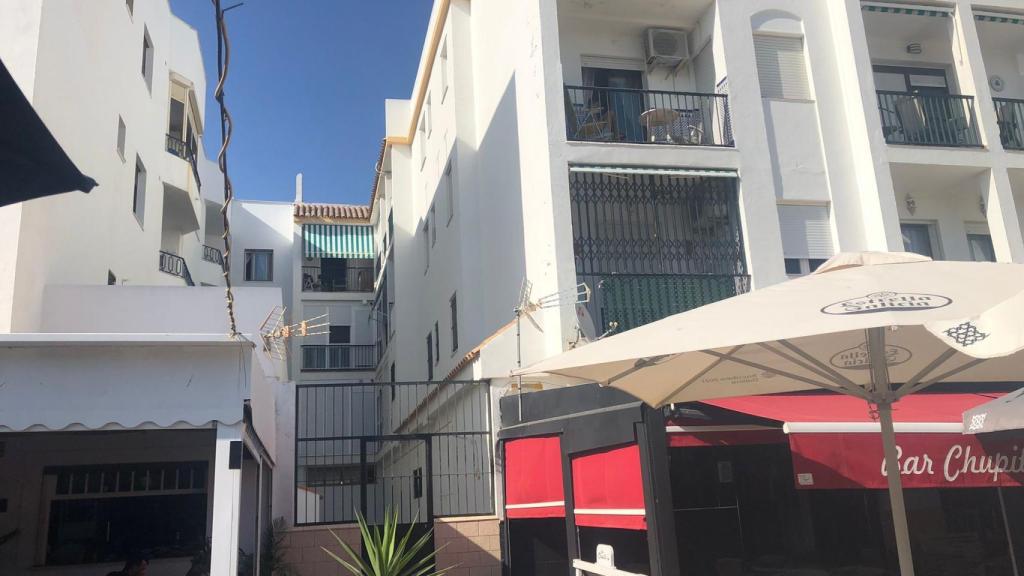 El patio comunal del edificio de viviendas da al Paseo Marítimo de Barbate.