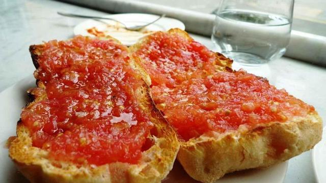 Unas ricas tostadas con tomate.