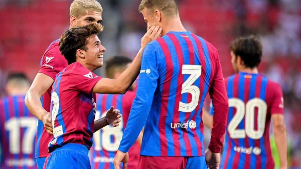 Piqué junto a Riqui Puig en pretemporada