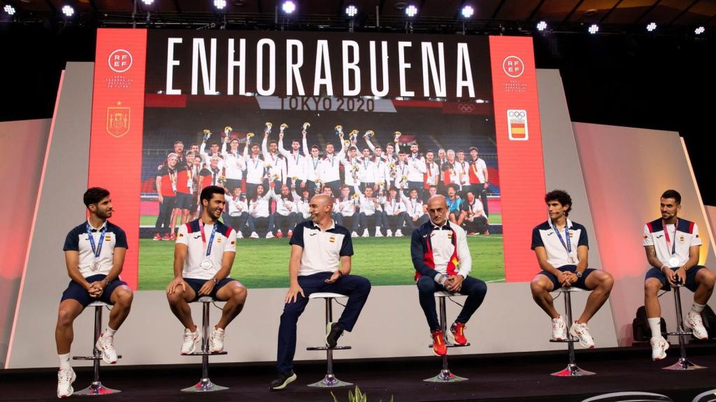 Asensio, Mikel Merino, Rubiales, De la Fuente, Vallejo y Ceballos, en acto de la RFEF