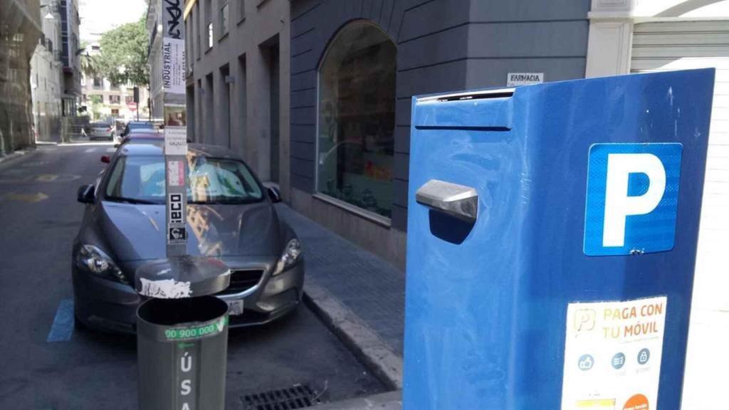 Un coche estacionado en una de las zonas SARE de la ciudad de Málaga.