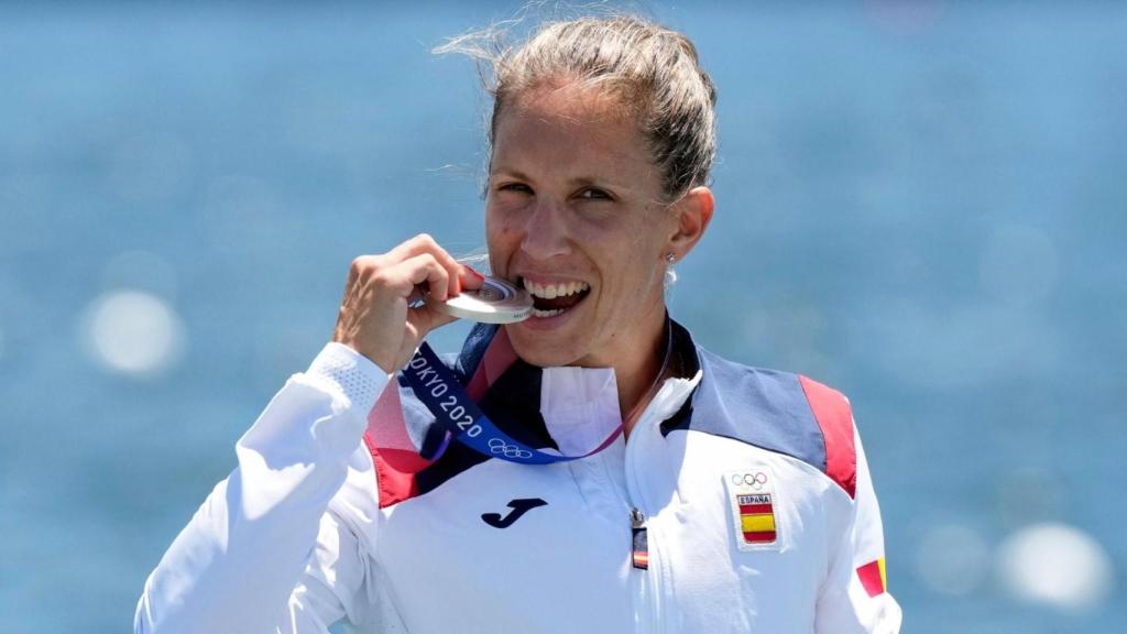 Teresa Portela con su medalla en Tokio.
