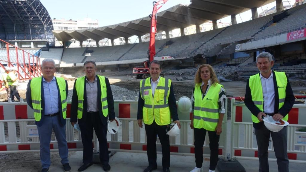 Abel Caballero y Carmela Silva han presenciado el inicio de la demolición de la grada de Marcador.