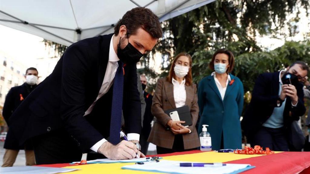 Casado, firmando contra la Ley Celaá.