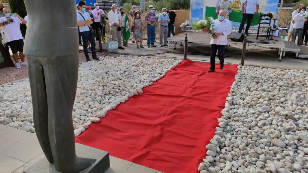 La ofrenda floral fue ante el monumento a Blas Infante, en el lugar donde fue fusilado.