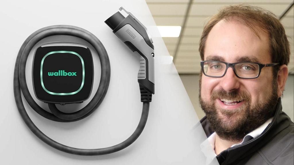 Enric Asunción, CEO de Wallbox junto a un cargador de la compañía.