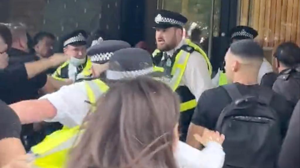 Momento en el que la policía tiene que impedir el acceso de los manifestantes.