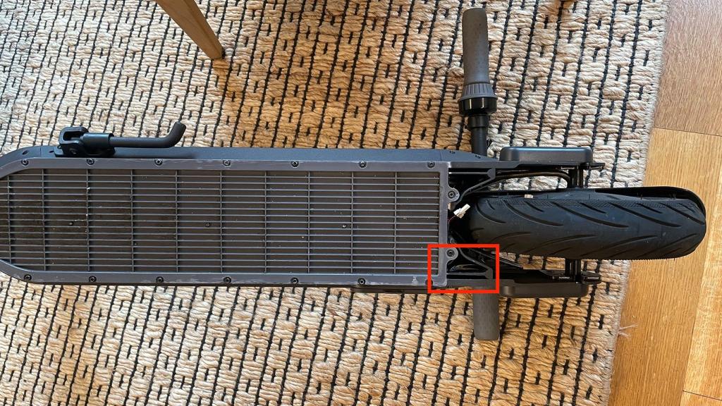 Patinete Ninebot con AirTags escondidos.