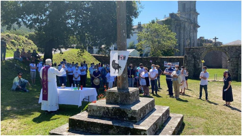 Misa reivindicativa oficiada por el cura de Xestoso.